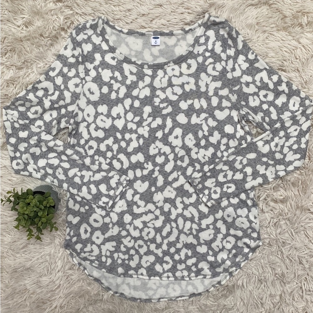 🌸3/$25 Old Navy Gray & White Leopard Print Top, Long Sleeve Tee, Size M